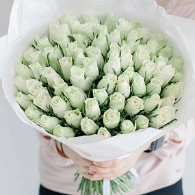 Букет из 75 белых роз 30 см (Кения) в белой пленке