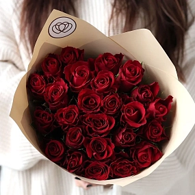 Букет из 25 красных роз 35-40 см (Кения) в кремовой пленке