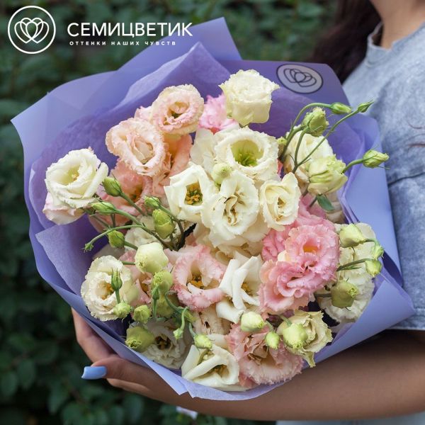 Букет из 15 махровых кремовых и розовых лизиантусов