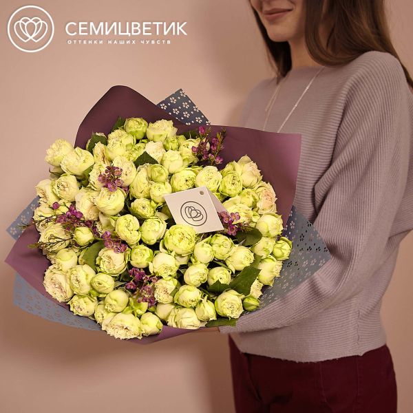 Букет из 25 бело-фисташковых кустовых пионовидных роз Blanchette 40 см с зеленью