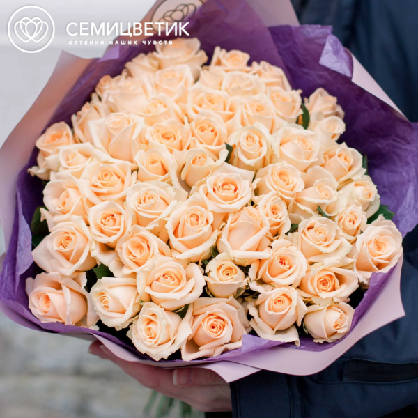 Букет из 51 кремовой розы Пич Аваланш 35-40 см (Россия) в сиреневой пленке