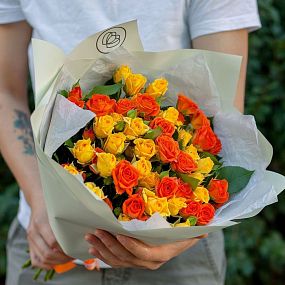 Букет из 15 жёлтых и оранжевых кустовых роз 40 см (Кения) в зеленой пленке