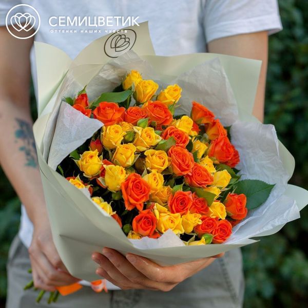 Букет из 15 жёлтых и оранжевых кустовых роз 40 см (Кения) в зеленой пленке