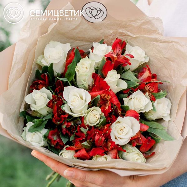 Букет из 15 белых роз 30 см (Кения) и 7 красных альстромерий