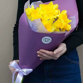 Букет из 15 нарциссов в сиреневой пленке