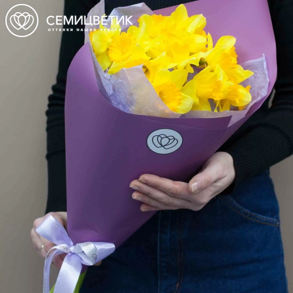 Букет из 15 нарциссов в сиреневой пленке