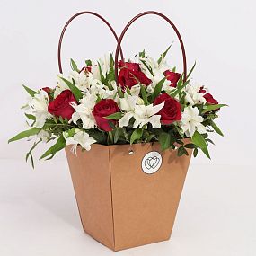 Композиция из красных роз Кения и альстромерий в сумочке