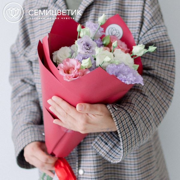 Букет из 7 лизиантусов микс в бордовой пленке