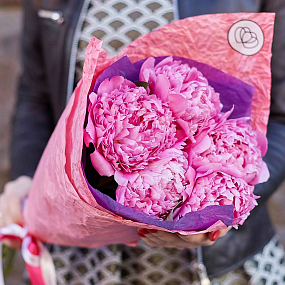 Букет из 5 ярко-розовых пионов Flemming Premium в розовой пленке