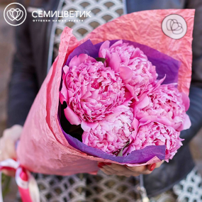 Букет из 5 ярко-розовых пионов Flemming Premium в розовой пленке