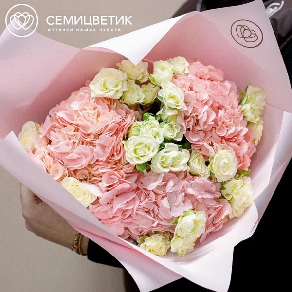 Букет из 3 розовых гортензий и 8 белых кустовых роз
