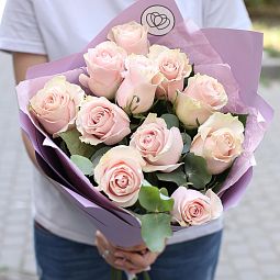 Букет из 11 нежно-розовых роз Pink Mondial 50 см (Эквадор) c эвкалиптом