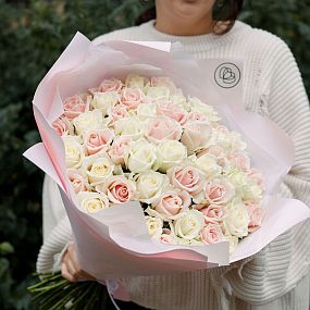 Букет из 51 нежно-розовой и белой розы 50 см (Россия)