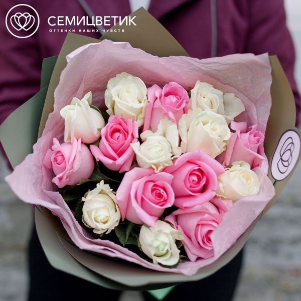 Букет из 15 белых и розовых роз 35-40 см (Россия) в зеленой пленке