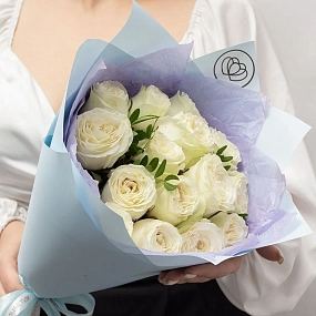 Букет из 15 белых пионовидных роз Titanium 40 см с фисташкой в голубой пленке