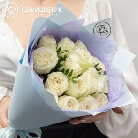 Букет из 15 белых пионовидных роз Titanium 40 см с фисташкой в голубой пленке