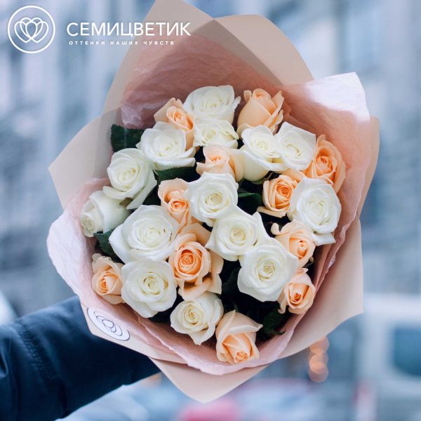 Букет из 25 белых и кремовых роз 40 см (Россия)