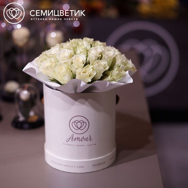 Букет в белой шляпной коробке Amour Mini из 35 белых роз (Кения)