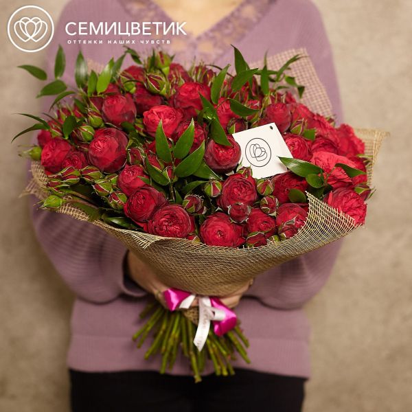 Букет из 51 красной кустовой пионовидной розы Red Piano 40 см с зеленью