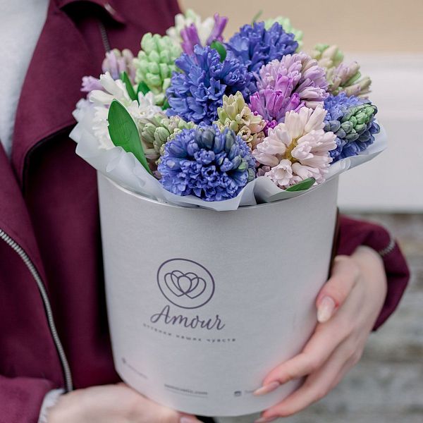 Букет в белой шляпной коробке Amour из 17 гиацинтов микс