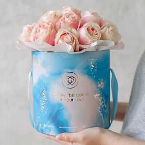 Букет в голубой шляпной коробке Amour Mini из 17 пионовидных роз Swan Grace