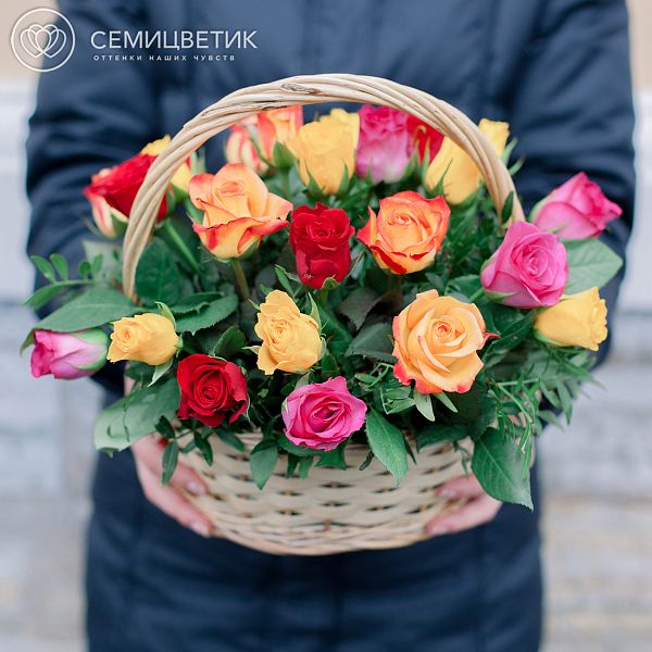 Композиция из 25 роз микс (Кения) с зеленью в корзине