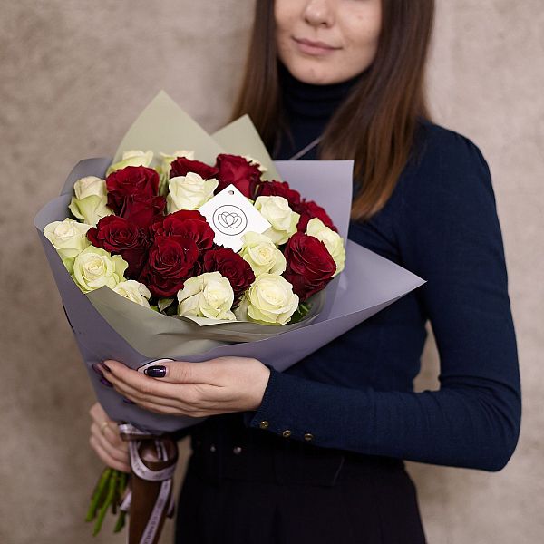 25 красных и белых роз (Кения) 40 см Premium