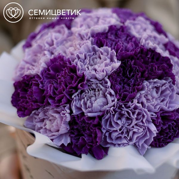 Букет в бежевой шляпной коробке Amour Mini из 35 сиреневых (лунных) гвоздик