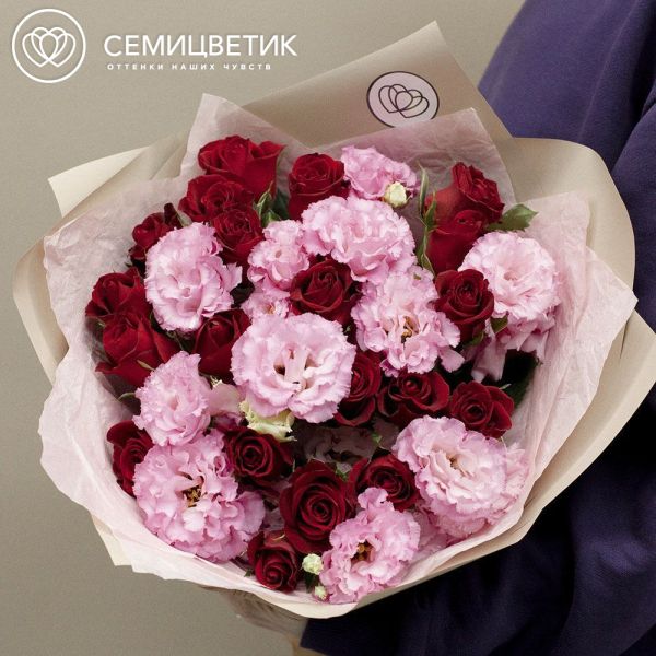 Букет из 20 красных роз 40 см (Кения) и 11 розовых лизиантусов