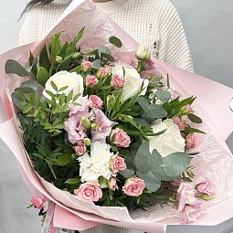 Сборный букет из роз O'Hara, гвоздик, лизиантуса с зеленью в розовой пленке