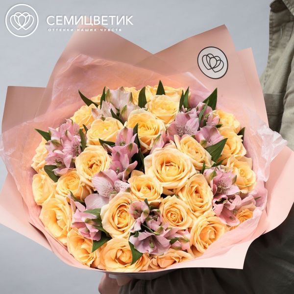 Букет из 26 кремовых роз 35-40 см (Россия) и 7 альстромерий в розовых тонах в розовой пленке