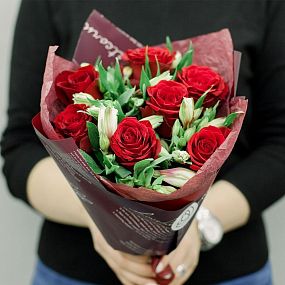 Букет из 7 красных роз 40 см (Кения) и 4 белых альстромерий в бордовой пленке