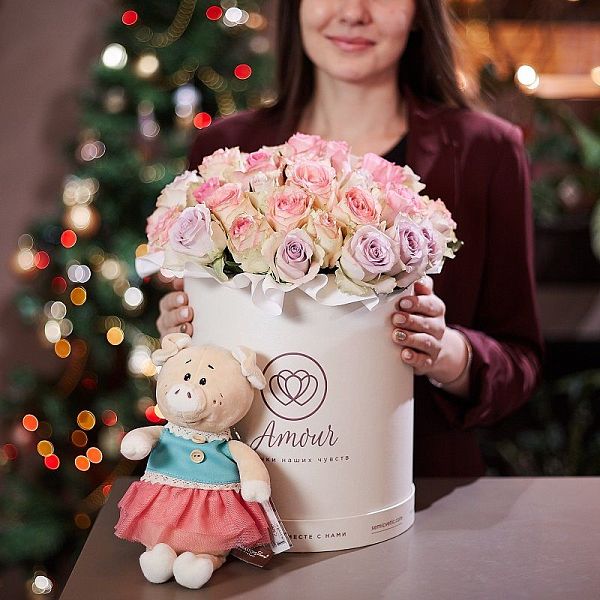 Букет в белой шляпной коробке Amour из 45 роз микс (Кения) Premium