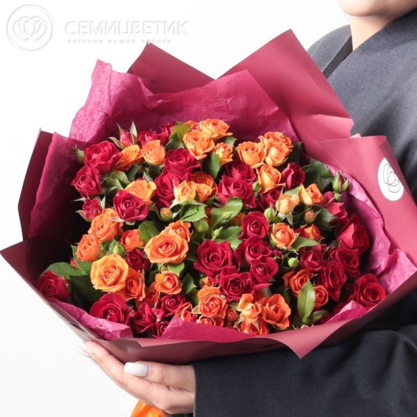 Букет из 23 красных и оранжевых кустовых роз 40 см (Кения)