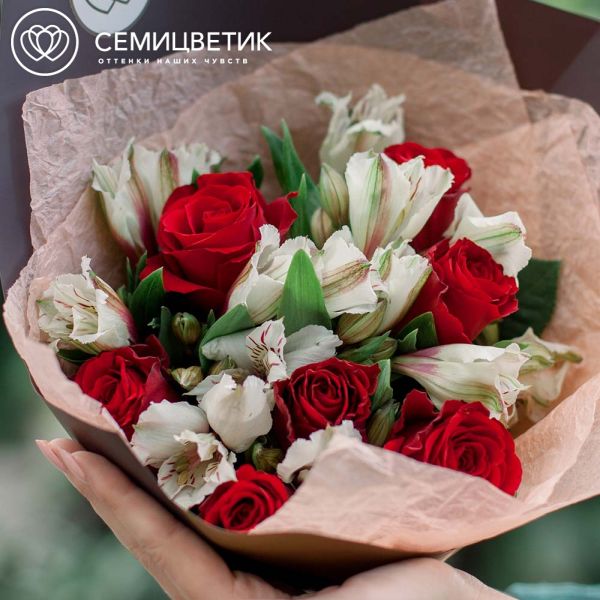 Букет из 7 красных роз 30 см (Кения) и 4 белые альстромерии в бордовой пленке