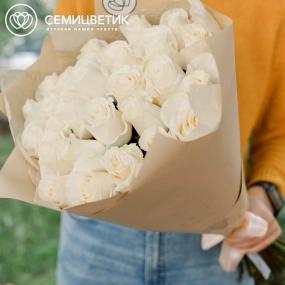 Букет из 25 белых роз Vendela 60 см (Эквадор) в кремовой пленке