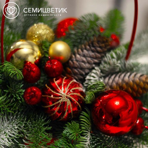 Новогодняя композиция с яблоками в маленькой корзине