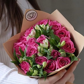 Букет из 15 розовых роз 35-40 см (Кения) и 7 белых альстромерий