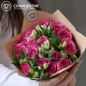 Букет из 15 розовых роз 35-40 см (Кения) и 7 белых альстромерий