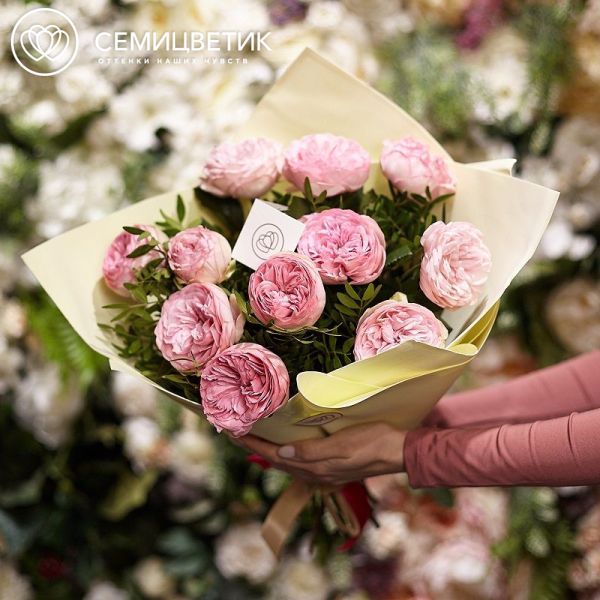 Букет из 11 нежно-розовых пионовидных роз Bridal Piano 40 см с фисташкой