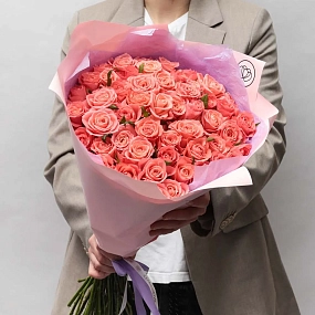 Букет из 51 коралловой розы Анна Каренина 60 см (Россия) в розовой пленке