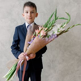 Букет из 7 белых, сиреневых и нежно-розовых гладиолусов