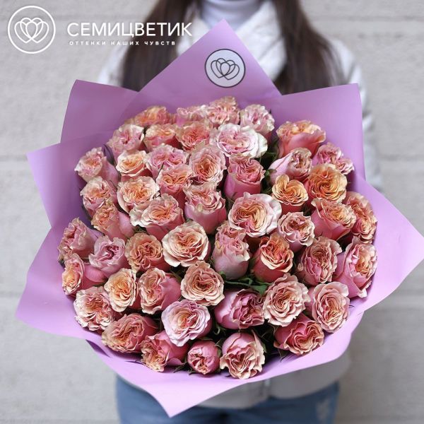 Букет из 51 розовой пионовидной розы Mabella 40 см в сиреневой упаковке