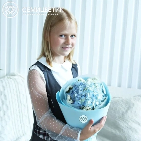 Букет из голубой гортензии и статицы в круглой упаковке