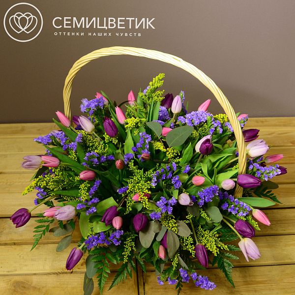 Композиция из тюльпанов и статицы с зеленью в корзине