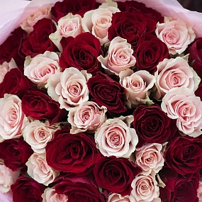 Букет из 51 красной и нежно-розовой розы 30 см (Кения) в розовой пленке