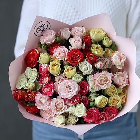 Букет из 15 кустовых роз 40 см микс (Кения) в розовой пленке