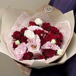 Букет из 15 красных роз (Кения) и 6 розовых лизиантусов