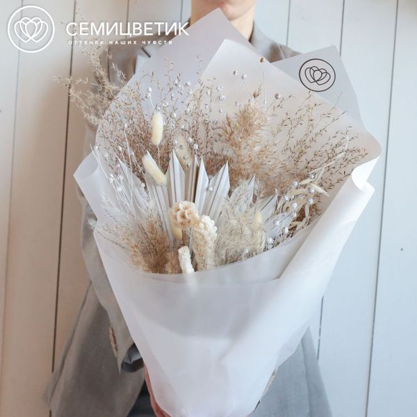 Букет из сухоцветов с льном, лагурусом, ковылем и овсом