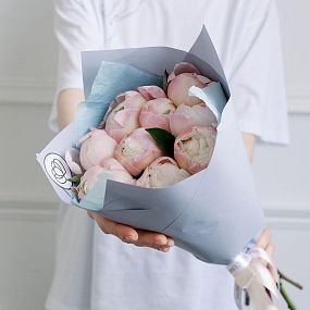 Маленький букет  из 9 нежно-розовых пионов Premium